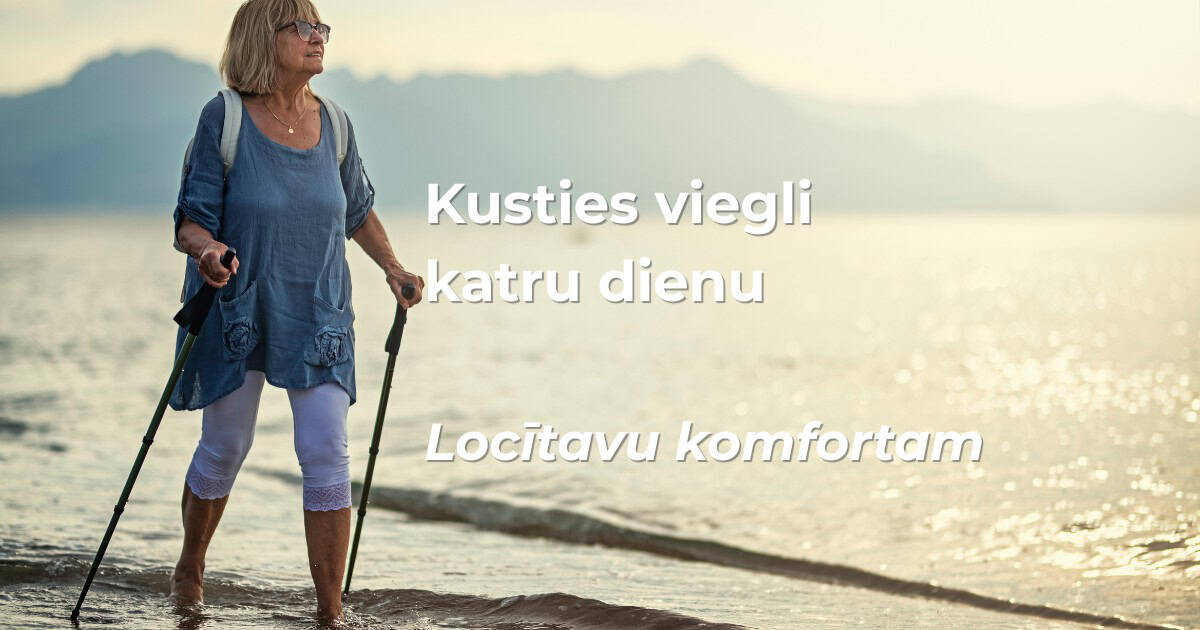 Sieviete ar nūjām staigā pie jūras, veicinot locītavu kustīgumu.